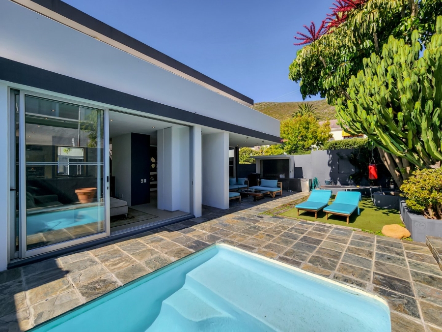 5 Bedroom Property for Sale in Fresnaye Western Cape